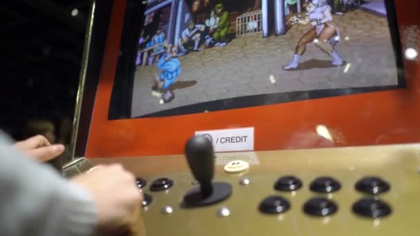 Молода жінка грає в рогату гру Street Fighter. — стокове відео