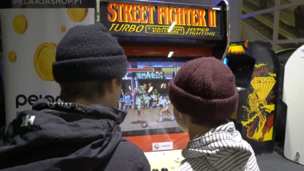 Pojkar spelar Street Fighter vintage spel — Stockvideo