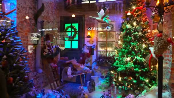 Children and adults view the Christmas holiday window displays. — Stock Video