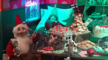 Çocuklar ve yetişkinler Noel tatilinin vitrinlerine bakıyorlar.