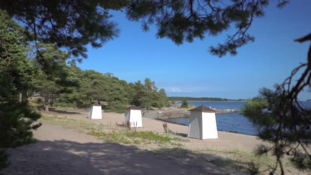 Gammaldags omklädningsstugor på stranden i södra Finland — Stockvideo