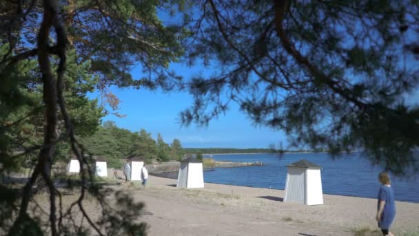 Finlandiya 'nın güneyinde plajda eski moda kıyafet değiştirme kulübeleri — Stok video