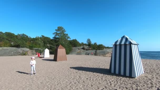 Gammaldags omklädningsstugor på stranden i södra Finland — Stockvideo