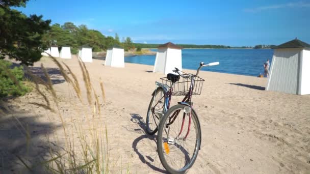 Camarotes de vestuario a la antigua en la playa en el sur de Finlandia — Vídeo de stock