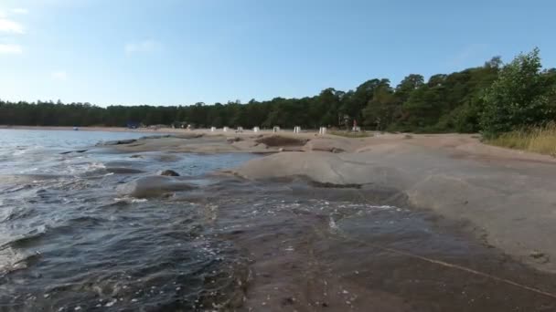 Старомодные хижины для переодевания на пляже на юге Финляндии — стоковое видео