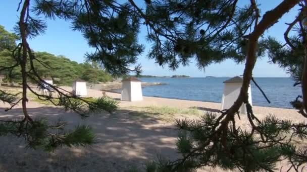 Παραδοσιακές καμπίνες αλλαξιέρας στην παραλία της νότιας Φινλανδίας — Αρχείο Βίντεο