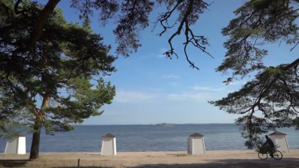 Staromódní kabiny na převlečení na pláži v jižním Finsku — Stock video