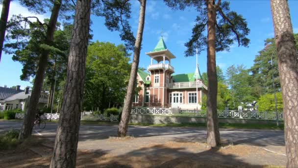 Antigua villa de madera a orillas del mar Báltico en Finlandia — Vídeo de stock