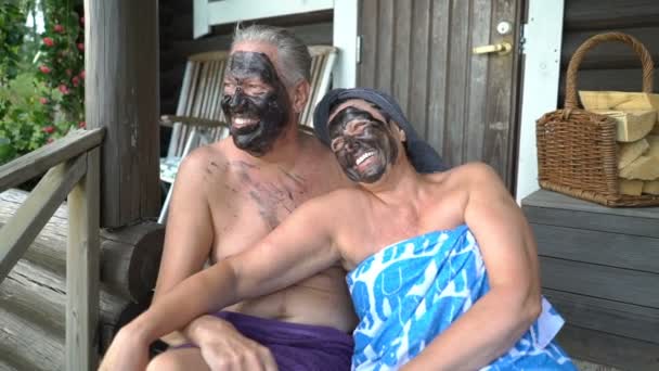 Heureux couple d'aînés profite du sauna pour le bien-être et la santé — Video