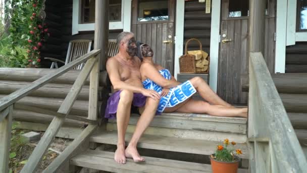 Feliz pareja de personas mayores disfruta de la sauna para el bienestar y la salud — Vídeo de stock