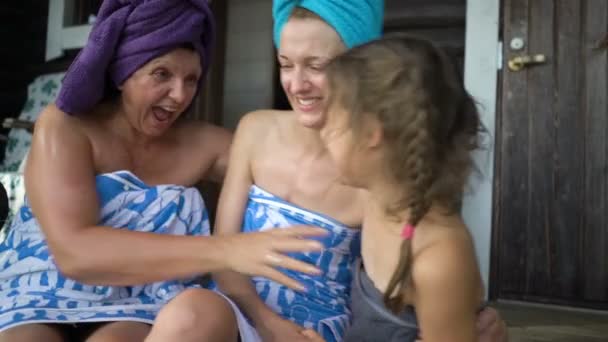 Tres mujeres amantes de la sauna disfrutando del aire fresco en el porche de una sauna tradicional finlandesa — Vídeo de stock