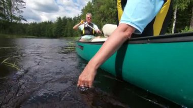 Finlandiya 'da orman gölünde kano süren olgun bir çift..
