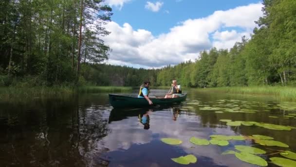 Dojrzałe para kajakarstwo na leśnym jeziorze w Finlandii. — Wideo stockowe