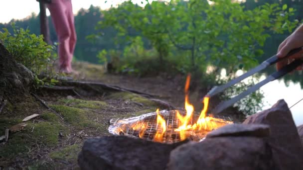 Une jeune paire dans la tente jouissant du silence, de la nature, de la liberté et de la solitude au coucher du soleil, à l'aube — Video