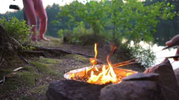 Egy fiatal pár a sátorban élvezi a csendet, a természetet, a szabadságot és a magányt naplementekor, hajnalban — Stock videók