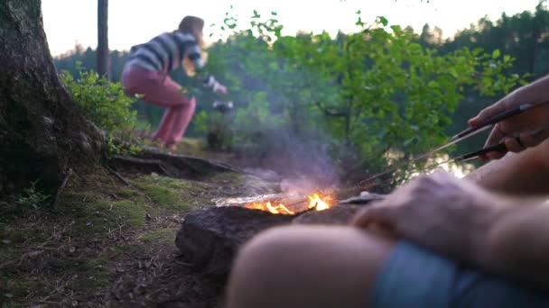 Ett ungt par i tältet njuter av tystnad, natur, frihet och ensamhet vid solnedgången, gryningen — Stockvideo