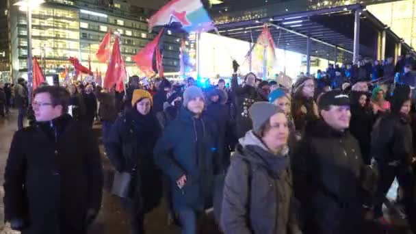 Antifaschistischer Marsch "Helsinki ohne Nazis" während der Feierlichkeiten zum Unabhängigkeitstag Finnlands — Stockvideo