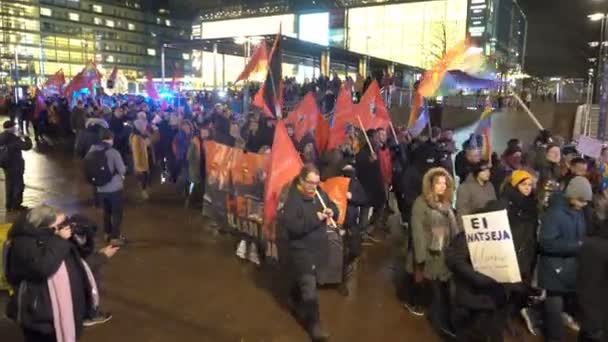 Marcha antifascista "Helsinki sin los nazis" durante la celebración del Día de la Independencia de Finlandia — Vídeos de Stock