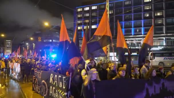 Marcha antifascista "Helsinki sin los nazis" durante la celebración del Día de la Independencia de Finlandia — Vídeos de Stock