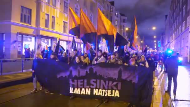 フィンランド独立記念日の祝典の間に反ファシストの行進「ナチスなしのヘルシンキ」 — ストック動画