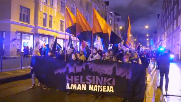 Marcha antifascista "Helsinki sin los nazis" durante la celebración del Día de la Independencia de Finlandia — Vídeos de Stock