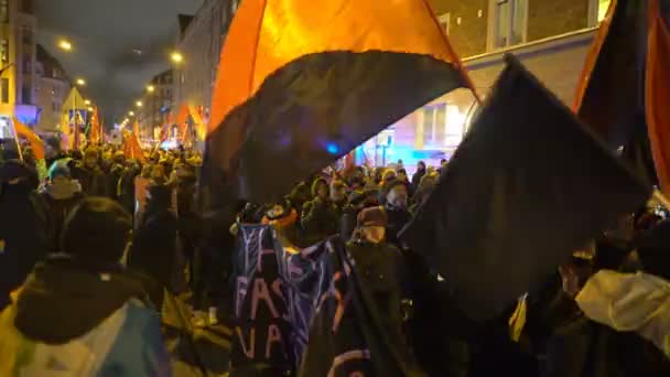 在庆祝芬兰独立日期间举行的"没有纳粹的赫尔辛基"反法西斯游行 — 图库视频影像