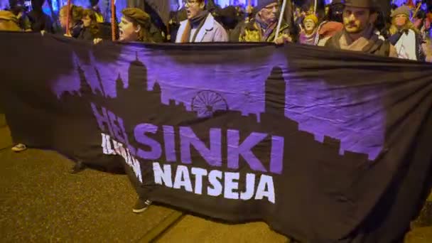 Marcha antifascista "Helsinque sem os nazistas" durante a celebração do Dia da Independência da Finlândia — Vídeo de Stock