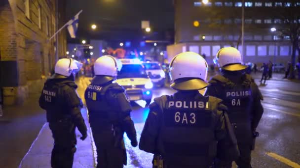 Policja utrzymuje porządek podczas marszu Antifas i rajdu skrajnie prawicowych nacjonalistów w Dniu Niepodległości Finlandii. — Wideo stockowe