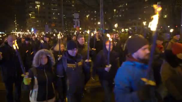 Antifaschistischer Marsch "Helsinki ohne Nazis" während der Feierlichkeiten zum Unabhängigkeitstag Finnlands — Stockvideo