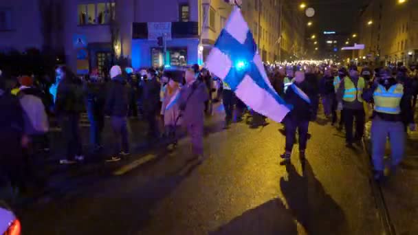 Antyfaszystowski marsz "Helsinki bez nazistów" podczas obchodów Dnia Niepodległości Finlandii — Wideo stockowe