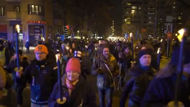Antifascistisk marsch "Helsingfors utan nazister" under självständighetsdagen — Stockvideo