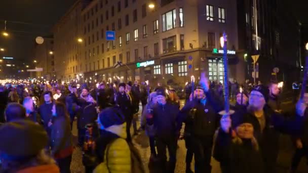 Marcha antifascista "Helsinque sem os nazistas" durante a celebração do Dia da Independência da Finlândia — Vídeo de Stock