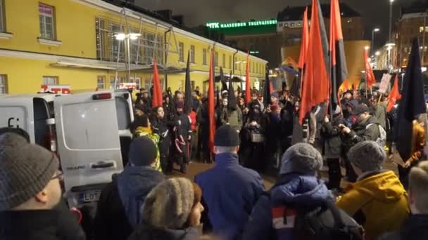 Marcha antifascista "Helsinque sem os nazistas" durante a celebração do Dia da Independência da Finlândia — Vídeo de Stock