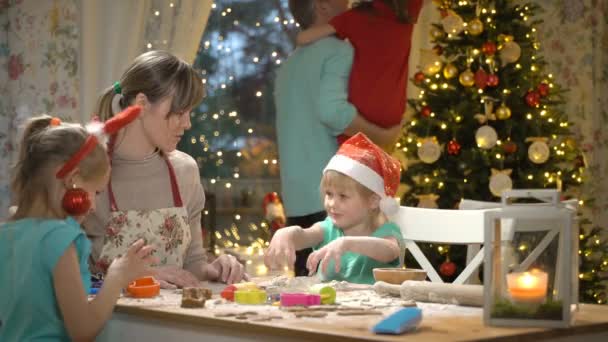 Familia hornear galletas de Navidad . — Vídeos de Stock