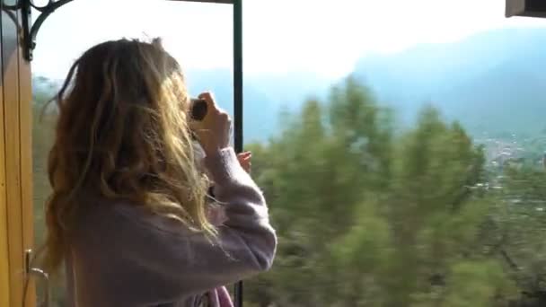 Молодая женщина наслаждается путешествием на старом поезде — стоковое видео