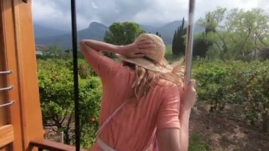 Genç bir kadın eski bir trende seyahat zevk, güzel turistik yerler hayran