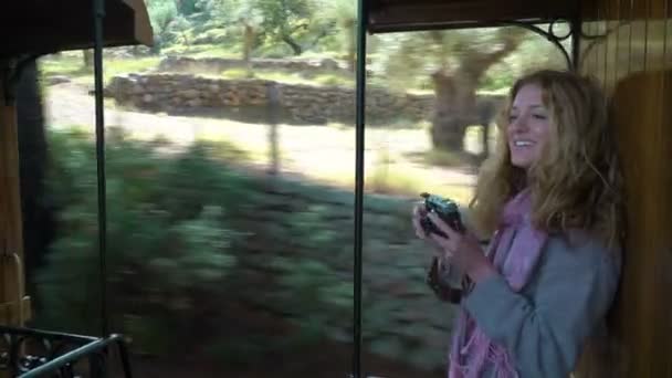 Uma jovem que gosta de viajar em um trem velho — Vídeo de Stock