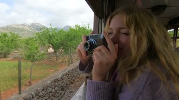 Eine junge Frau genießt die Fahrt in einem alten Zug — Stockvideo