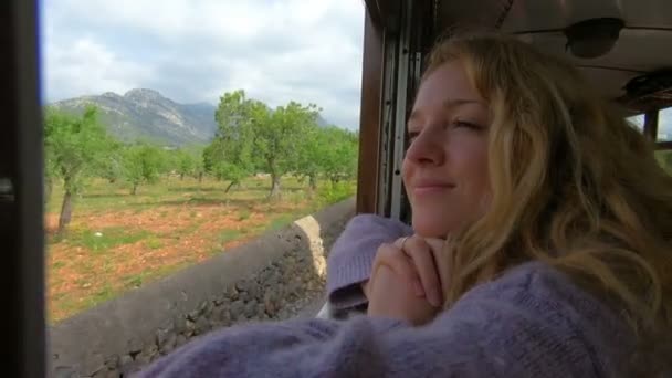 Mladá žena, která se baví cestovat po starém vlaku a obdivuje krásná turistická místa — Stock video