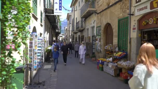 Piękna ulica na starym mieście Soller, na Balearach. Majorka, Hiszpania — Wideo stockowe