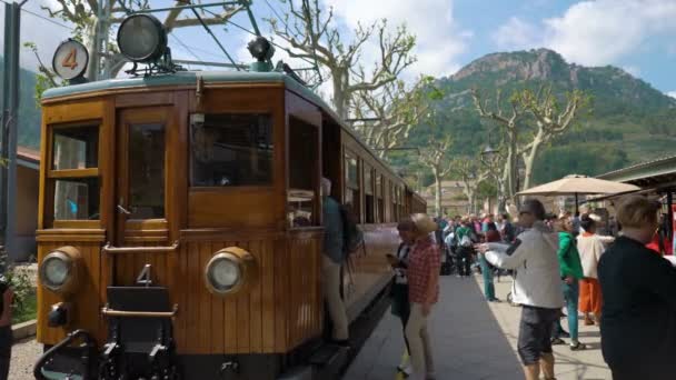 Den gamla Vintage tåg på järnvägsstationen i staden Soller, Mallorca — Stockvideo