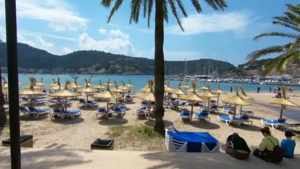 Port de Soller, Mallorca eski kasabasında rıhtım panoramik hareket izleme çekim — Stok video