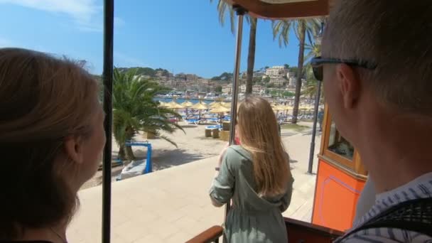 Vintage spårvagns turer längs turist kusten i Port de Soller, Mallorca — Stockvideo