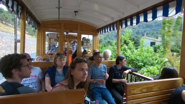 Zabytkowe przejażdżki tramwajem wzdłuż wybrzeża turystycznego Port de Soller, Mallorca — Wideo stockowe