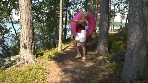 Grappige actieve gepensioneerden genieten van zomervakantie op het strand in Noord-Europa — Stockvideo