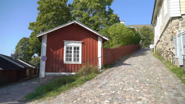 Smala kullerstensgator i Borgå gamla stad i Finland — Stockvideo