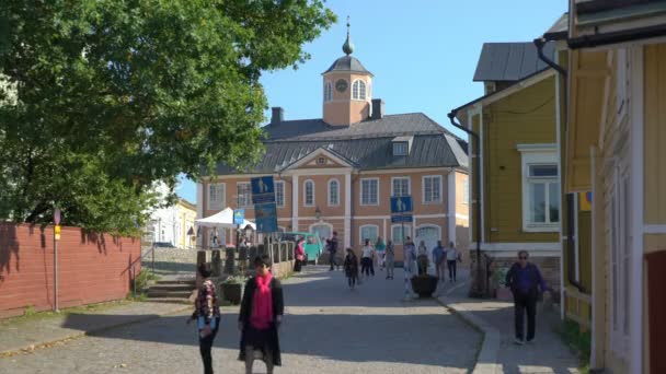 Una gran cantidad de turistas caminando por las tiendas a lo largo de las calles empedradas de la sección medieval del casco antiguo de Porvoo, Finlandia . — Vídeos de Stock