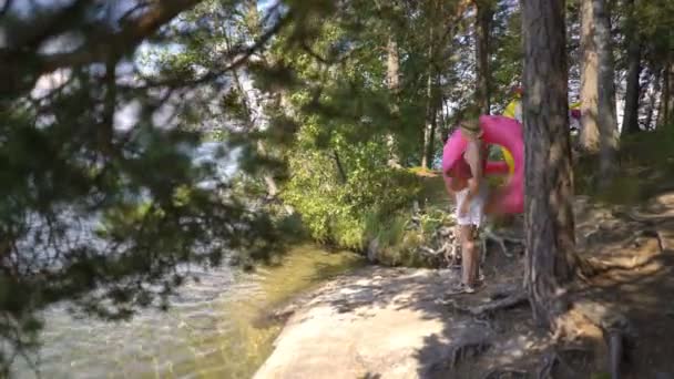 Legrační aktivní důchodci si užívají letní dovolenou na pláži v severní Evropě — Stock video