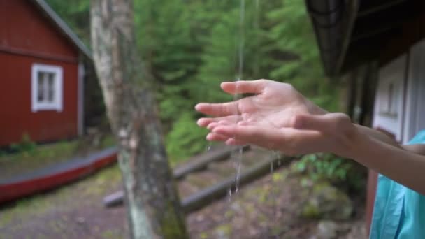 Frauenhände im Regen — Stockvideo