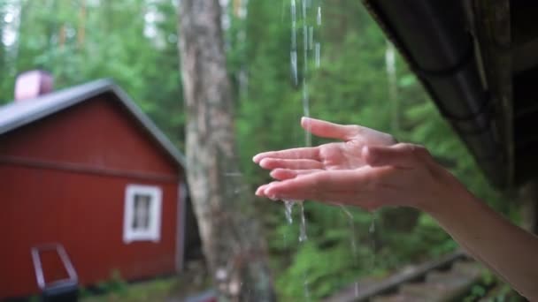 Frauenhände im Regen — Stockvideo